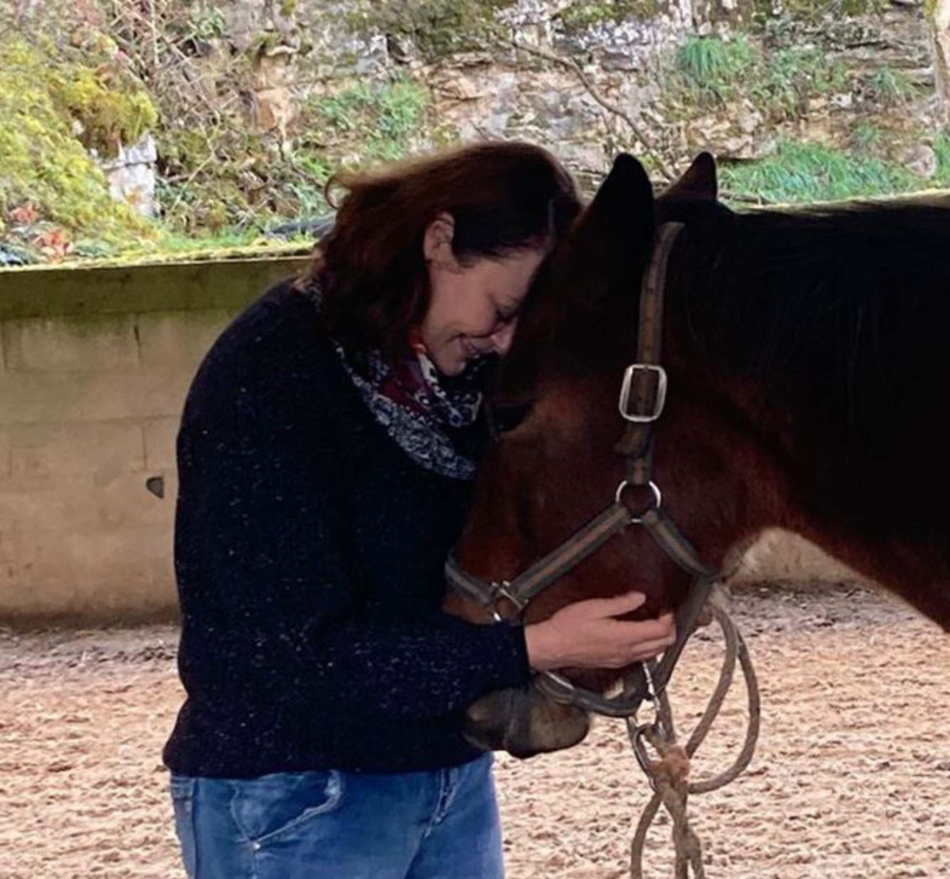 Femme caressant un cheval chaleureux
